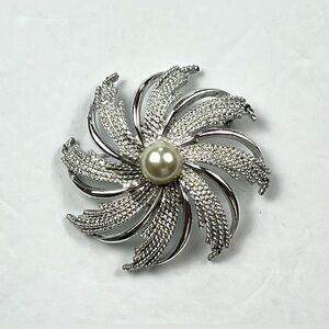 Vintage Starburst Centre Faux Pearl Brooch Silver Tone Pearl Retro Grandmacore
